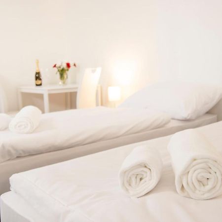 Hotel Blue Apartment Братислава Экстерьер фото