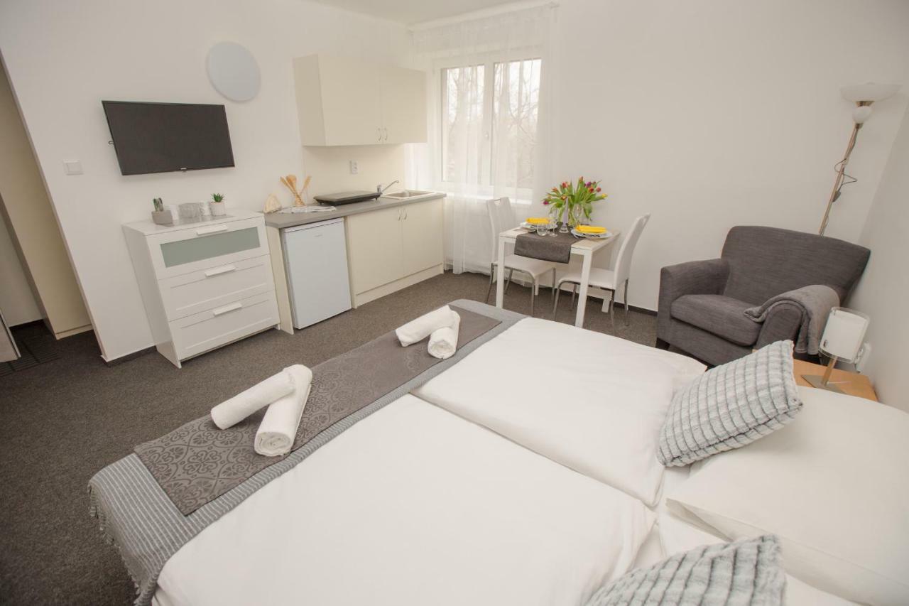 Hotel Blue Apartment Братислава Экстерьер фото