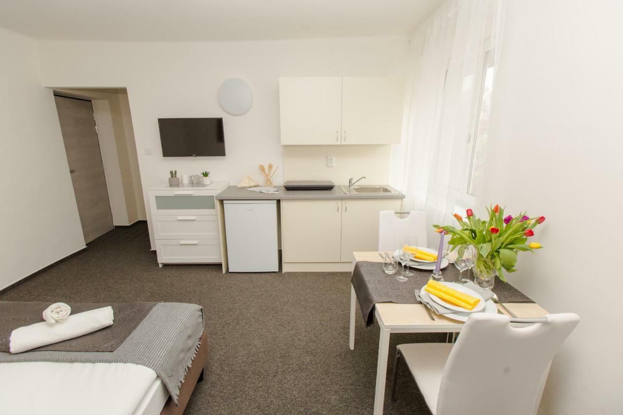 Hotel Blue Apartment Братислава Экстерьер фото